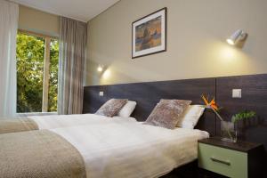 Un pat sau paturi într-o cameră la Hotel Babilonas +37 fotografii