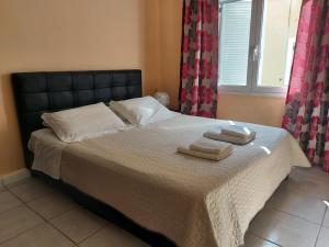 Кровать или кровати в номере Menecrates Corfu Town Apartment