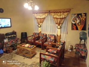 sala de estar con muebles y TV en LODGE NATAN, en Quito