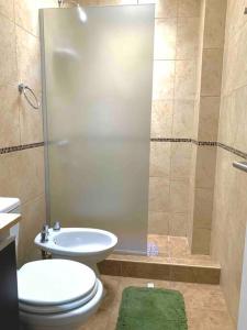 y baño con ducha, aseo y lavamanos. en Lumiere Apartments - Luminoso Departamento en Complejo Residencial en Mendoza