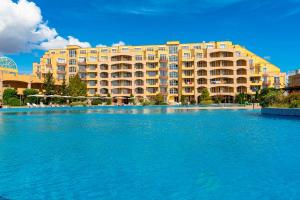 un grande edificio di fronte a una grande piscina di Menada Grand Resort Apartments ad Aheloy