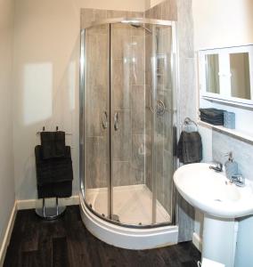 a bathroom with a shower and a sink at Cosy Convenient 1 BR Flat at Central Stoke Near Hospitals and Univesities in Stoke on Trent