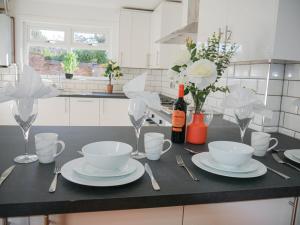 Chichester Townhouse (Large 8 bedroom Townhouse)