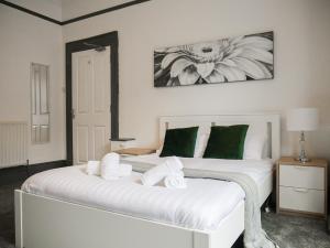 Chichester Townhouse (Large 8 bedroom Townhouse)