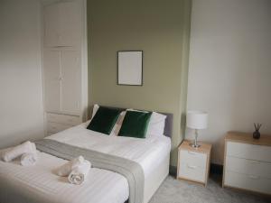 Chichester Townhouse (Large 8 bedroom Townhouse)