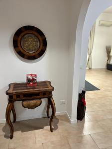une table avec une boîte placée à côté d'un mur dans l'établissement ESSENZA, à Pescara