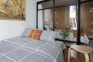 um pequeno quarto com uma cama e uma janela em Appartement 1er étage piéton Place de la Pierre em Valence