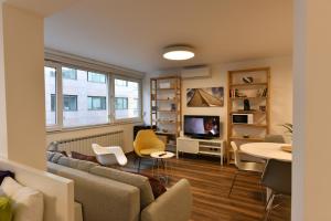 Televízia a/alebo spoločenská miestnosť v ubytovaní Apartment Larissa