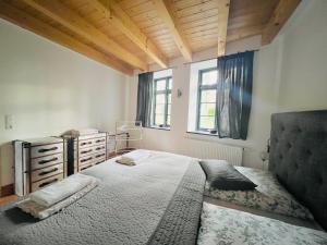 ein Schlafzimmer mit einem großen Bett und einem Fenster in der Unterkunft Historisches Pastorat - Villa Mika in Fehmarn