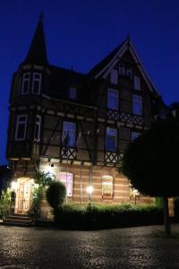 uma casa grande é iluminada à noite em Annam House em Bad Sooden-Allendorf