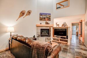 ein Wohnzimmer mit einem Sofa und einem Kamin in der Unterkunft Twin Elks Lodge C11 Condo Ski In Stroll to Main Street in Breckenridge