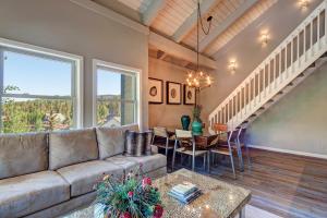 布雷肯里奇Longbranch Evergreen Condo: Nice Location, Updates的客厅里有一张沙发和一张桌子。