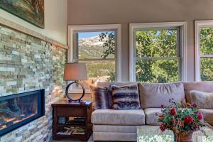 布雷肯里奇Longbranch Evergreen Condo: Nice Location, Updates的带沙发和壁炉的客厅