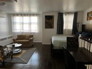 Vakb Apartments في بروكلين: غرفة معيشة مع سرير وغرفة طعام