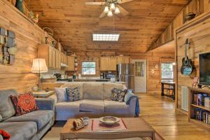 Creekside Marietta Cabin Retreat with Fire Pit! في Marietta: غرفة معيشة مع أريكة وطاولة