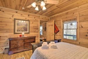 Krevet ili kreveti u jedinici u objektu Creekside Marietta Cabin Retreat with Fire Pit!