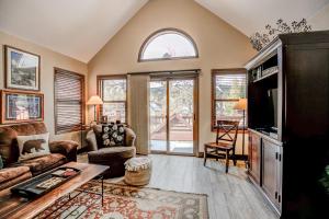 a living room with a couch and a tv at Wendall Square Condo Great Breck Location in Breckenridge