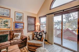 布雷肯里奇Wendall Square Downtown Townhome: Views w/ Hot Tub的带沙发和椅子的客厅