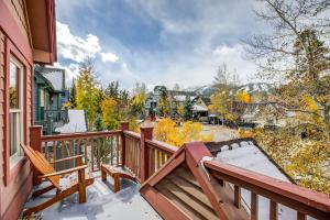 布雷肯里奇Wendall Square Downtown Townhome: Views w/ Hot Tub的阳台设有木栏杆和长凳