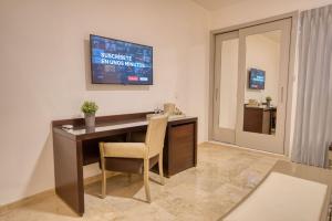 TV a/nebo společenská místnost v ubytování Naranjo Hotel Boutique