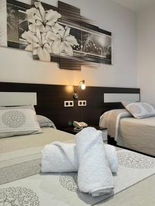 una habitación con 2 camas y una mesa con toallas en Hotel Daymiel, en Daimiel