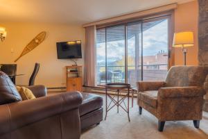 Χώρος καθιστικού στο Marina Place Condo: Lake, Mountain Views