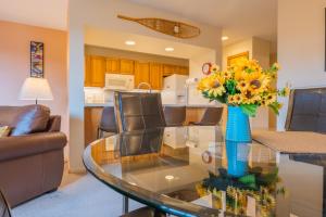 Χώρος καθιστικού στο Marina Place Condo: Lake, Mountain Views