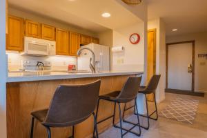 Η κουζίνα ή μικρή κουζίνα στο Marina Place Condo: Lake, Mountain Views +24 φωτογραφίες