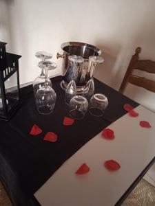 un tavolo con cuori rossi sopra un tavolo di LA FONTANA a Genzano di Roma