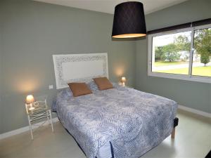 Ένα ή περισσότερα κρεβάτια σε δωμάτιο στο VILLA LES OLIVIERS, piscine chauffée XXL, jardin de 2500m2, ping pong, proche plage et lac +56 φωτογραφίες