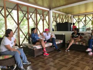 un grupo de mujeres sentadas en sofás en una habitación en AMAZONAS RESERVA Yavary Tucano en Leticia