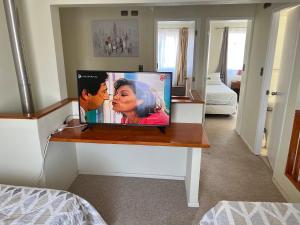 TV de pantalla plana sentada en una mesa en una habitación en Apart hotel Chillan - Full house - Ohiggins - Empresas- Factura - Parking en Chillán