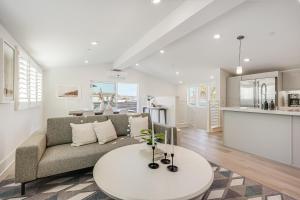 sala de estar con sofá y mesa en Bayside Cove Estate, en San Diego