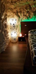 Favola Exclusive b&b في بيسكارا: غرفة نوم بسرير في كهف