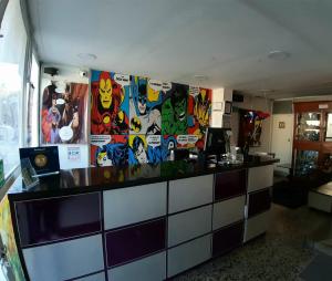 una habitación con un mostrador con graffiti en la pared en Hotel COMIC CITY, en Bogotá