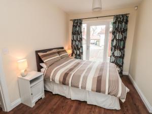 een slaapkamer met een bed en een raam bij No 3 Low Hall Cottages in Scalby