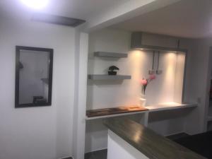 Kuhinja oz. manjša kuhinja v nastanitvi Makana apartastudio