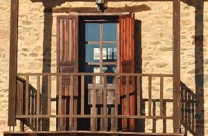 A balcony or terrace at Lithia s Stonehouse. Το πέτρινο στη Λιθιά - Καστοριά