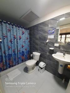 un baño con inodoro y lavabo en Hotel COMIC CITY, en Bogotá