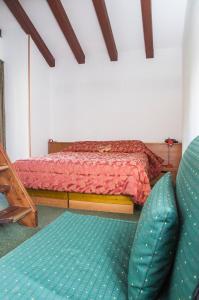 コー​​ニュにあるHotel Vallée De Cogneのベッドルーム1室(ベッド1台、ソファ、椅子付)