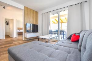 salon z kanapą i telewizorem w obiekcie Apartment Sterna w mieście Turanj