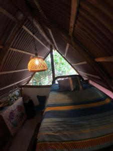 a bedroom with a bed in a tent at La happycleta in Palomino