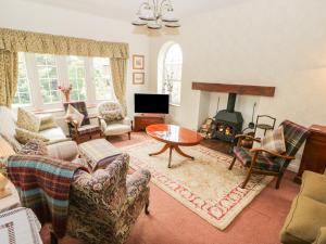 a living room filled with furniture and a fireplace at Holly Bank in Etton