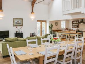 - une salle à manger avec une table et un canapé dans l'établissement The Old Temperance Hall, à Kingsley