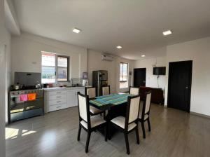 Η κουζίνα ή μικρή κουζίνα στο New Apartment in Galapagos, Santa Cruz island +2 φωτογραφίες