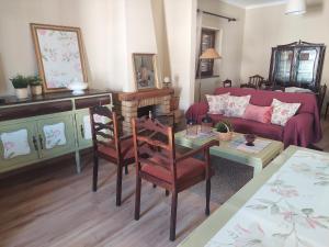 un soggiorno con un divano e un tavolo di CASA Eleven a Mértola