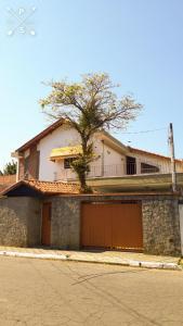 een huis met een boom erop bij Casa residencial no centro de Guaratinguetá in Guaratinguetá