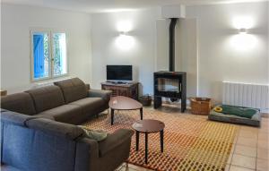 ein Wohnzimmer mit einem Sofa und einem Kamin in der Unterkunft Lovely Home In Berlou With Kitchen in Berlou