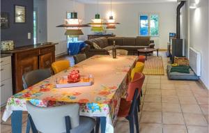 Χώρος καθιστικού στο 2 Bedroom Awesome Home In Berlou