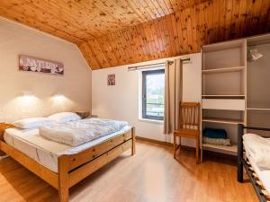 1 dormitorio con cama y estante para libros en Gite in Lessive close to Rochefort, en Rochefort